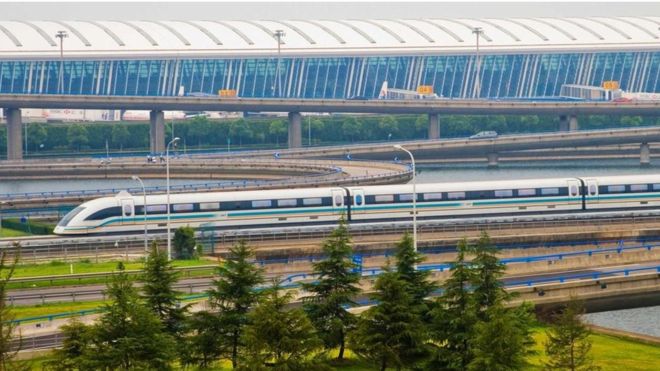 El tren de levitación magnética conecta el aeropuerto de Shanghái con el sistema de metro de la ciudad. (ALAMY)