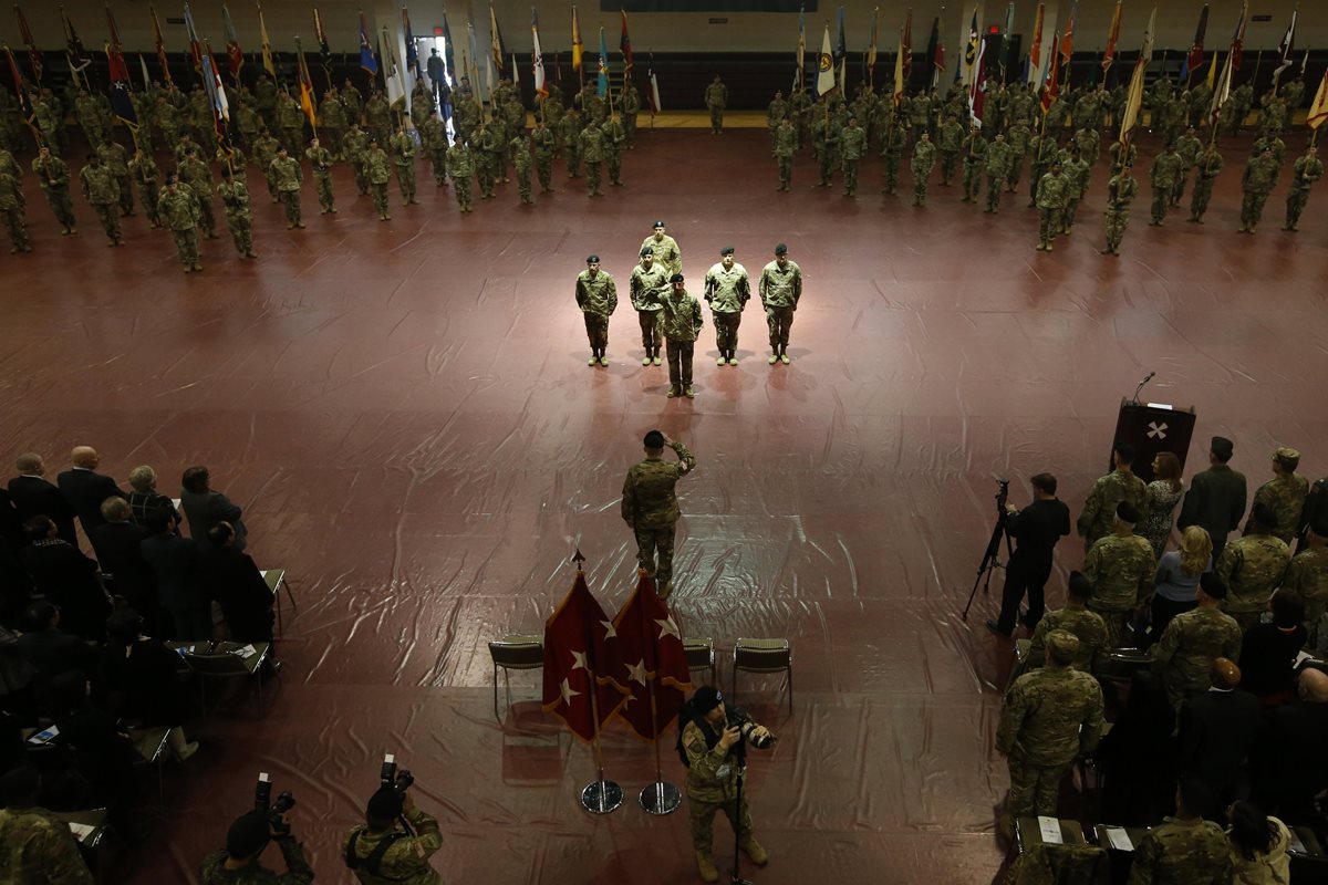 Ceremonia de cambio de mando de fuerzas combinadas en el Collier Fitness Center en Camp Humphreys en Pyongtaek, Corea del Sur, aliada militar de EE. UU. (Foto Prensa Libre: EFE)