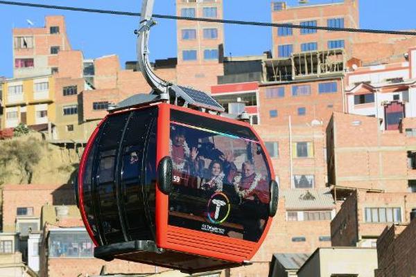 El presidente boliviano Evo Morales (Izq.) en el primer recorrido del  teleférico que une La Paz y El alto?. (Foto Prensa Libre: AFP).