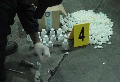 en pequeños  frascos y en cubetas fue localizado el cargamento de heroína que ingresó en el país.