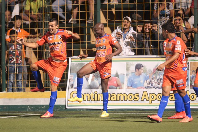 Los jugadores de Suchitepéquez festejan tras anotar el gol del empate. (Foto Prensa Libre: Norvin Mendoza)