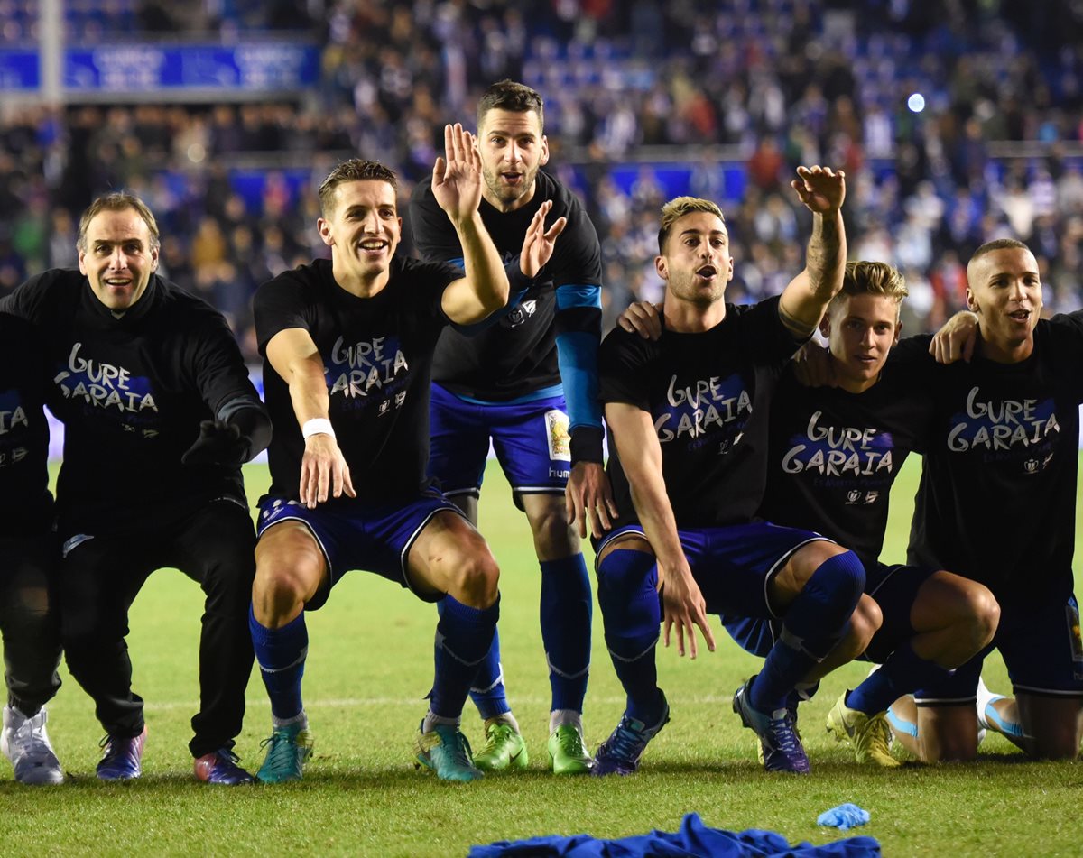 Los jugadores del Alavés celebran la victoria y el pase a la final de la Copa del Rey después de vencer al Celta 1-0. (Foto Prensa Libre: AFP)