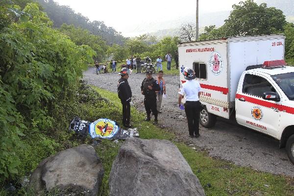 El cadáver  de una mujer fue localizado en la antigua  carretera a Amatitlán. Los cuerpos de socorro dijeron que la víctima tenía  varias heridas de bala.