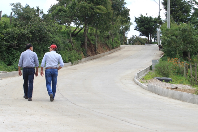 Personal de la Municipalidad de Fraijanes supervisa pavimentación de la carretera de El Chocolate. (Foto Prensa Libre: Estuardo Paredes)