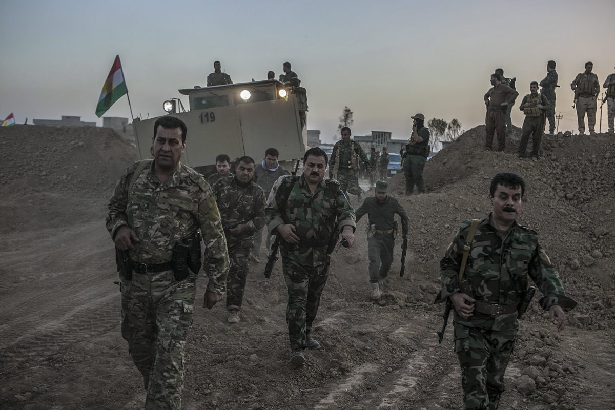 Militares iraquíes durante un operativo de avance en el norte de Mosul. (Foto Prensa Libre: EFE).