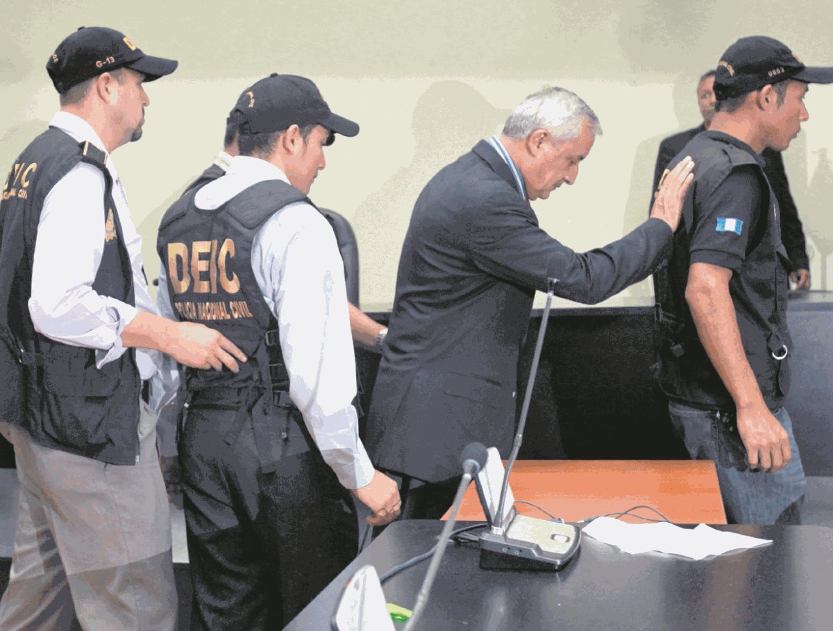 La imagen que le dio la vuelta al mundo: Otto Pérez Molina sometido a la justicia. (Foto Prensa Libre: Hemeroteca PL)