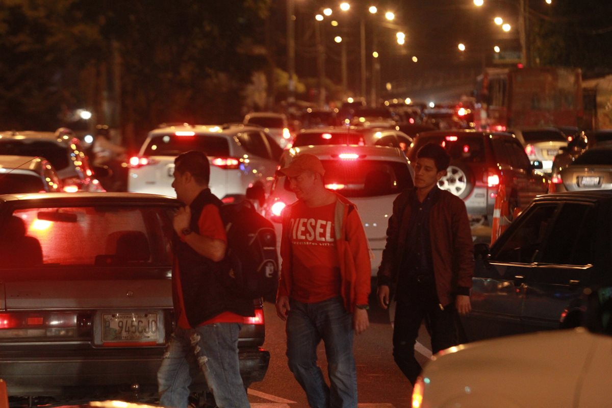Quienes asisten a la universidad por la noche afrontan serias dificultades para llegar a sus clases.(Foto Prensa Libre: Hemeroteca PL)