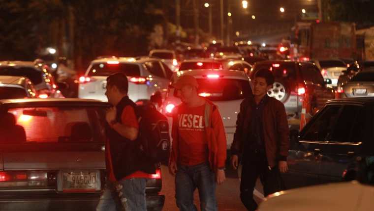 Quienes asisten a la universidad por la noche afrontan serias dificultades para llegar a sus clases.(Foto Prensa Libre: Hemeroteca PL)