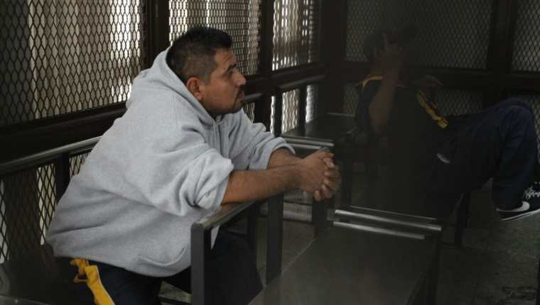 Jorge Mario Fernando González Son, alias el Chory, y César Augusto Boche, el Sleepy, escuchan la sentencia. (Foto Prensa Libre: Paulo Raquec)