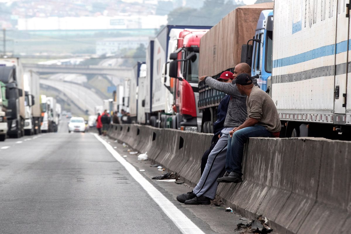 El presidente de Brasil, Michel Temer anunció nuevas concesiones a los camioneros para que finalice la huelga que tiene paralizo a ese país. (Foto Prensa Libre: EFE)