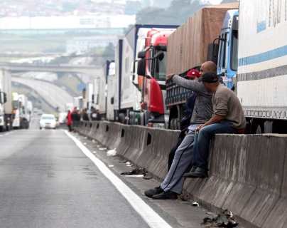 Temer cede a demandas de camioneros para frenar huelga en Brasil