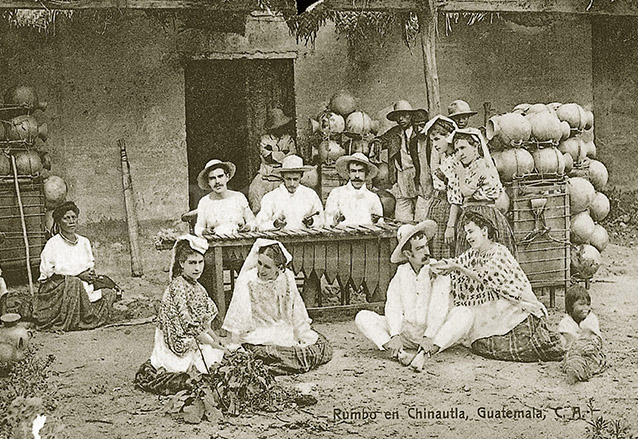 Postal en Chinautla, donde se aprecia una marimba. Foto de principios de siglo XX captada por Valdeavellano. (Foto: Hemeroteca PL)