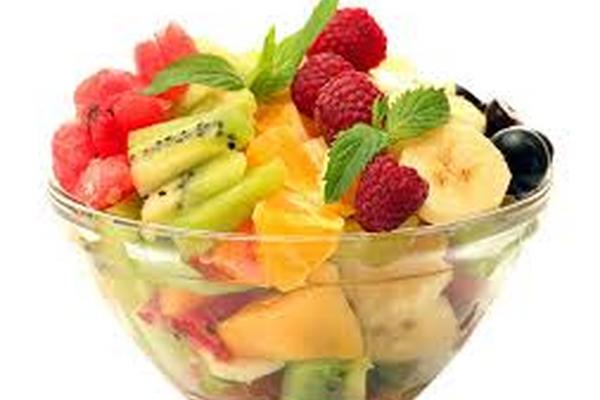 Una variante  de la ensalada navideña puede ser una multicolor con frutas o vegetales servidas con una vinagreta cítrica.