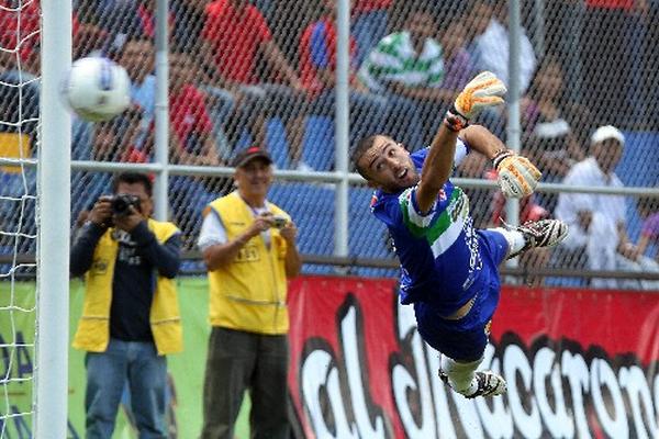 Efectivos lances protagonizó en el torneo Apertura el guardameta del Deportivo Heredia, el uruguayo Santiago Morandi. (Foto Prensa Libre: Romeo Rios)