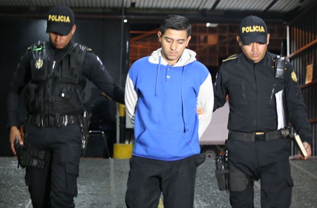 Sergio Alexander Sagastume Reynoso, de 28 años, fue aprehendido en la zona 10 capitalina por tomar videos en los baños de un restaurante. (Foto Prensa Libre: PNC)