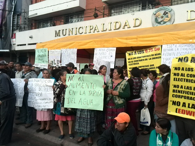 Los manifestantes se encuentran frente a la comuna de Villa Nueva y no dejan ingresar a los trabajadores (Foto Prensa Libre: Estuardo Paredes)