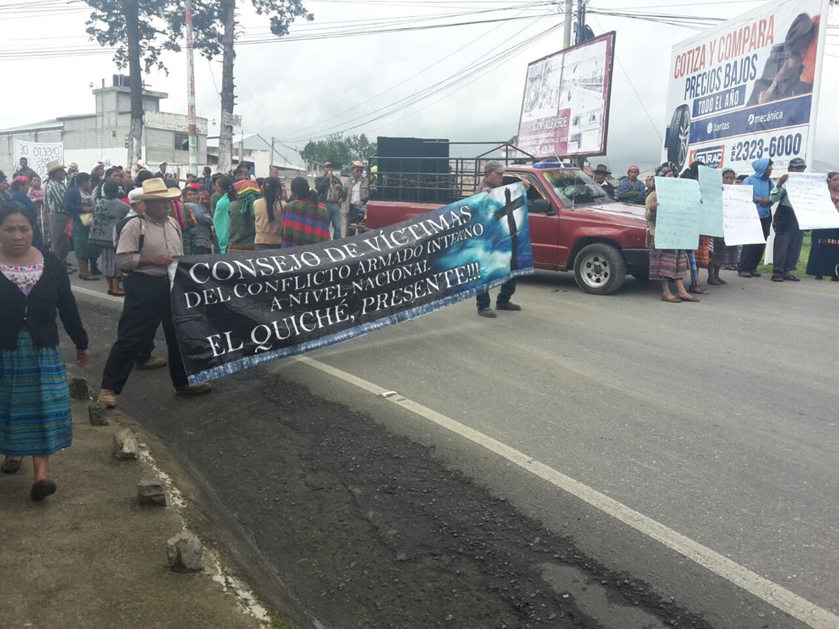 Campesinos bloquean el ingreso a Santa Cruz del Quiché, para exigir el resarcimiento del Estado. (Foto Prensa Libre: Óscar Figueroa)