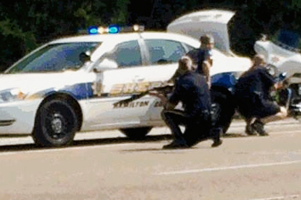 Las autoridades trabajan una escena cerca del Centro de la Reserva Naval, en Chattanooga, Tennessee. (Foto Prensa Libre:AP).