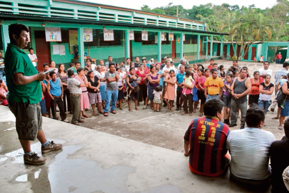 Vecinos de  la zona 5 de Coatepeque se reúnen con transportistas en escuela local.