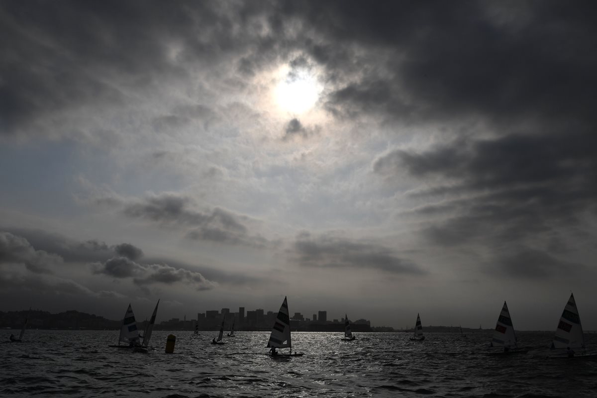 En la Marina da Gloria se llevan a cabo las regatas de la clase Láser donde compite el guatemalteco Juan Ignacio Maegli. (Foto Prensa Libre: AFP)