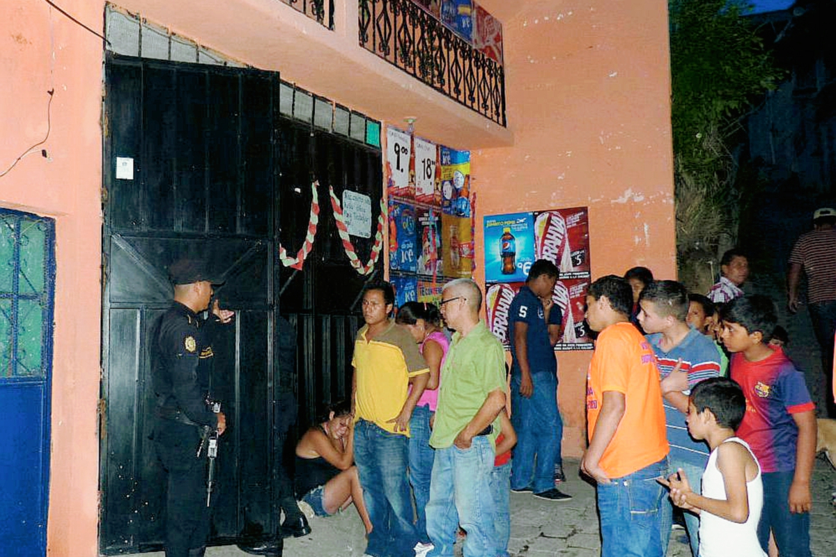 Vecinos y autoridades se hallan en la venta de licor en Sanarate, El Progreso, donde hombre muere baleado. (Foto Prensa Libre: Héctor Contreras)