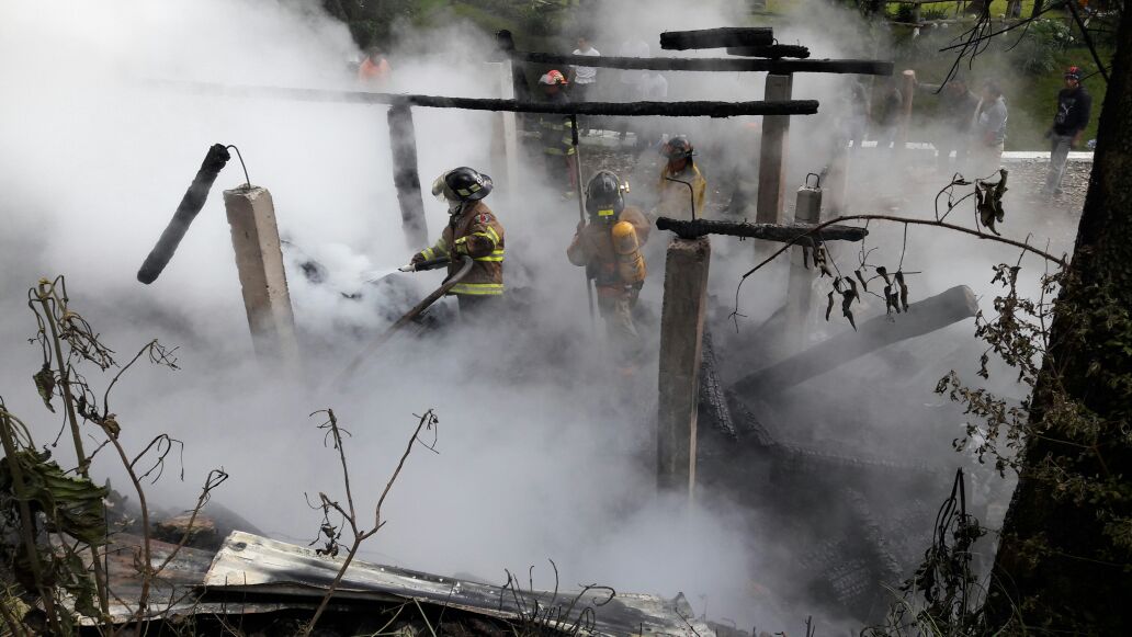Bomberos continúan trabajando para controlar el fuego. (Foto Prensa Libre: Cortesía)