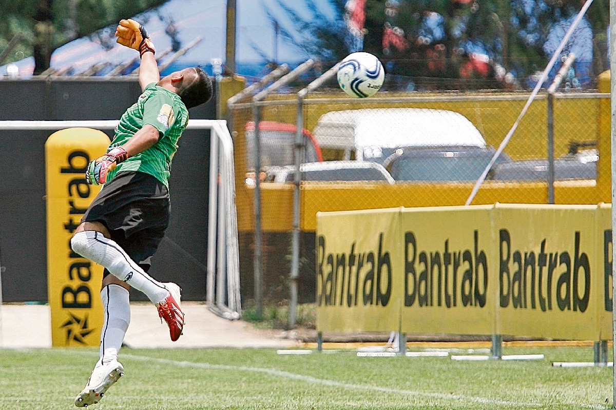 Jorge Mario Quiñonez, portero de San Pedro, no puede evitar que el balón impulsado de cabeza por Rodrigo Cubilla ingrese en su meta. (Foto Prensa Libre:Jesús Cuque)