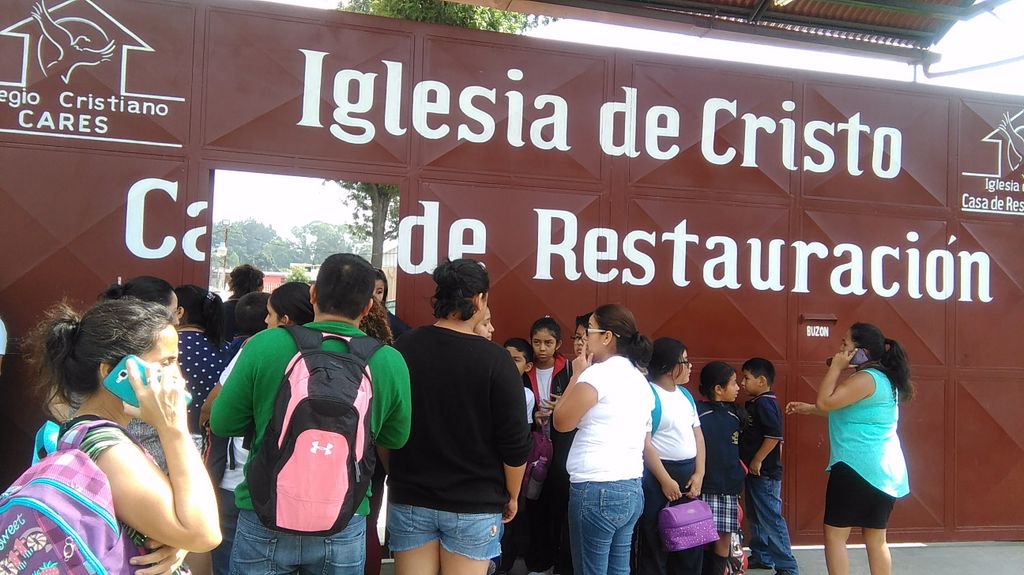Padres de familia recogen a sus hijos luego del ataque armado adentro del colegio Cares, en Villa Nueva. (Foto Prensa Libre: José Patzán)