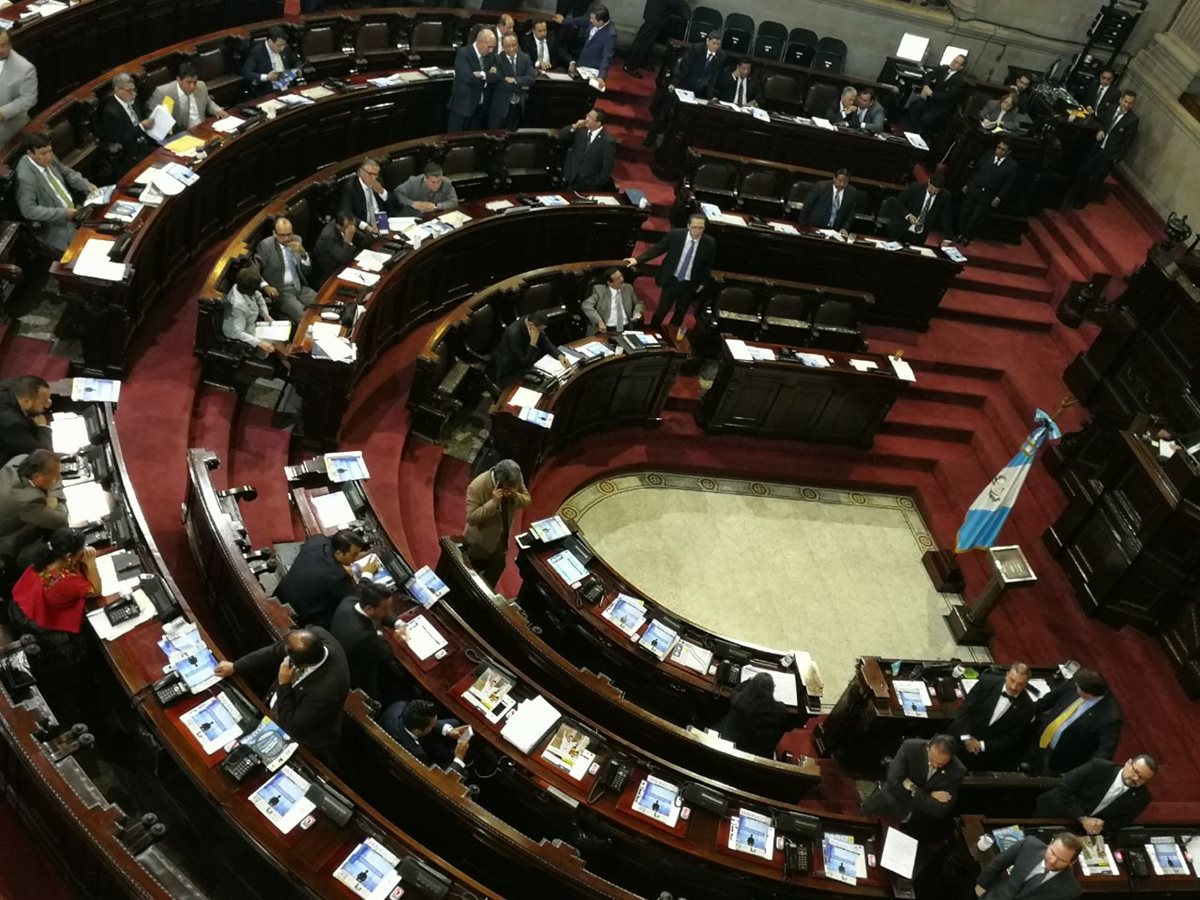 La mayoría de los diputados estaban ausentes. Los faltistas fueron de FCN-Nación, UNE,MR, AC y Todos (Foto Prensa Libre: Jessica Gramajo)