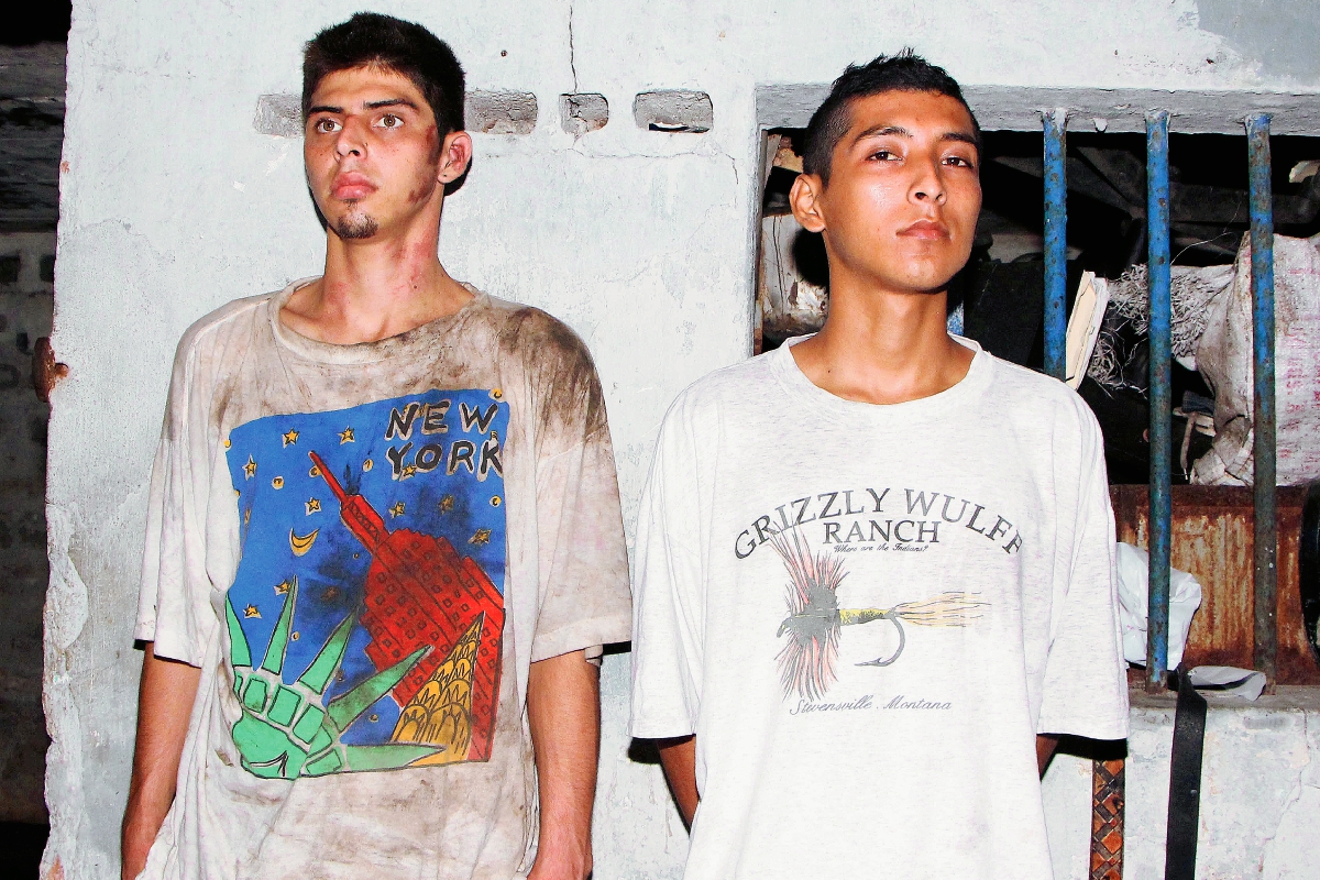 Dos sujetos  sindicados de ser sicarios fueron capturados por la PNC en Champerico, Retalhuleu. (Foto Prensa Libre: Rolando Miranda)