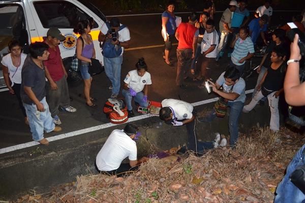 Curiosos observan el cadáver de un hombre encontrado en Retalhuleu. (Foto Prensa Libre: Jorge Tizol)<br _mce_bogus="1"/>