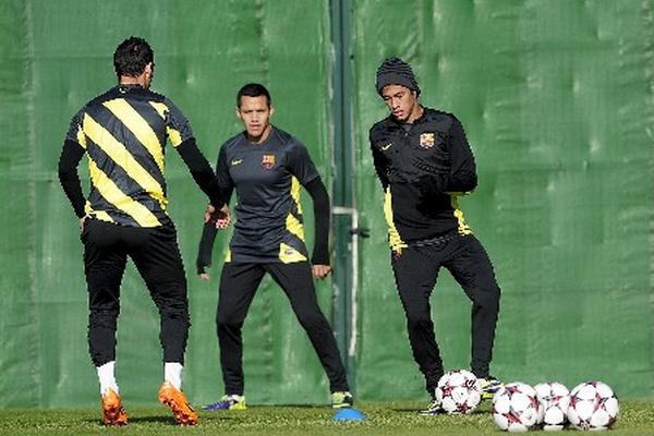 Varios jugadores internacionales se unieron a los entrenamientos del Barcelona este jueves. (Foto Prensa Libre: AFP)