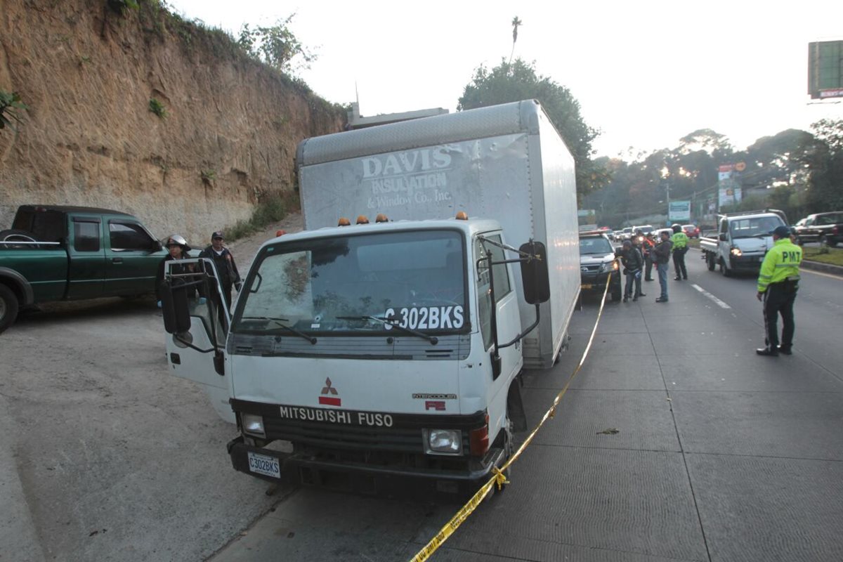 El camión tiene una perforación de bala en la parte frontal. El piloto murió en el instante. (Foto Prensa Libre: Érick Ávila)