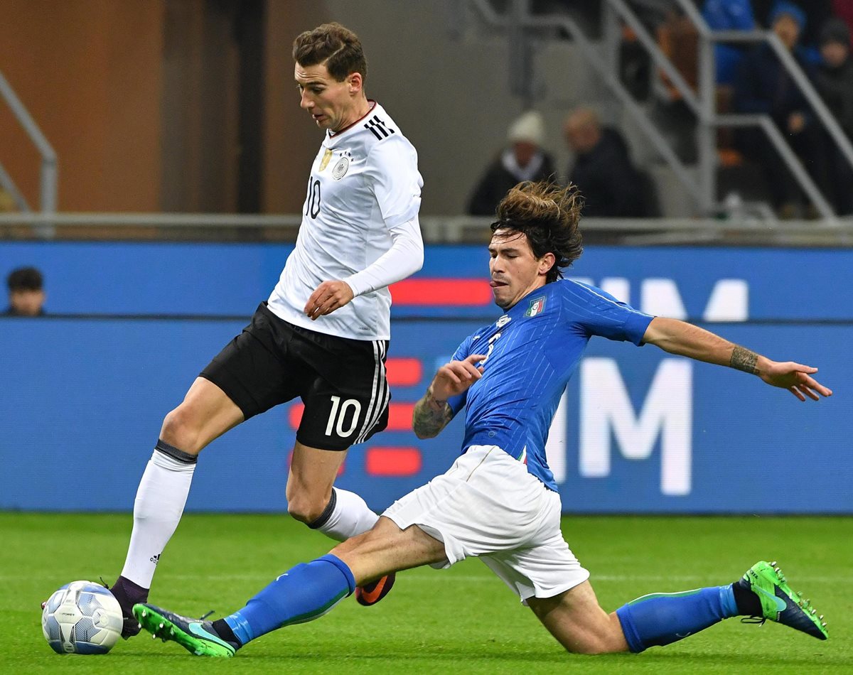 Alessio Romagnoli disputa el balón con León Goretzka durante el partido amistoso de Italia y Alemania. (Foto Prensa Libre: EFE)