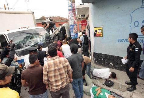 Por la fuerza del impacto, vuelca microbús   que transportaba a escolares. Los estudiantes regresaban de ver una obra de teatro.