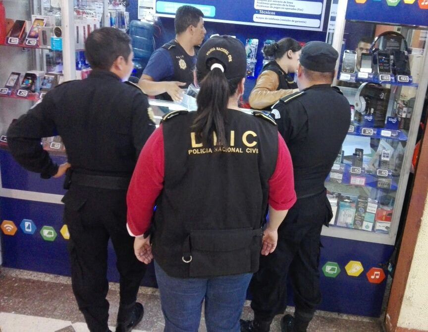 Allanan comercios de celulares en colonia Atlántida, zona 18, en búsqueda de aparatos robados. (Foto Prensa Libre: PNC)