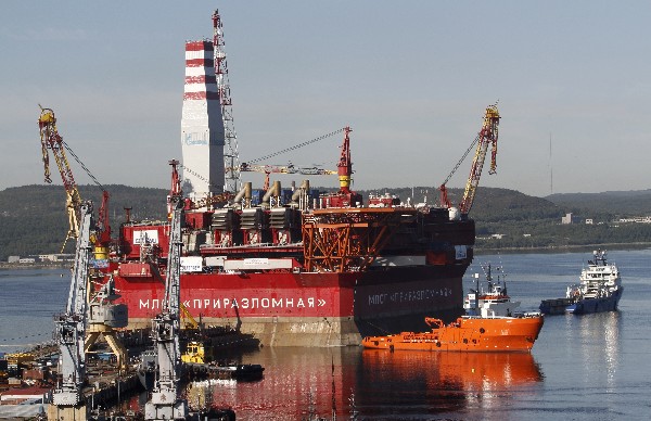 <em> Una plataforma es remolcado desde Murmansk a un campo petrolero en el Mar de Pechora, Rusia.(Foto Prensa Libre:AP).</em>