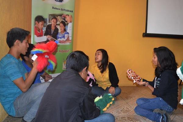 Niños y jóvenes participan en dinámicas para perder el temor de hablar en público. (Foto Prensa Libre: José Rosales)<br _mce_bogus="1"/>