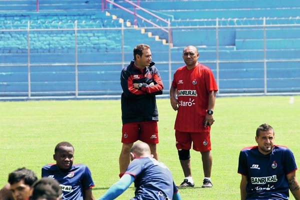 Juan Carlos Plata y Maximiliano Trossero dialogan en el entreno de Municipal de este viernes 17 de abril, previo al juego ante Xelajú, válido por la jornada 19 del Clausura 2015. (Foto Prensa Libre: Edwin Fajardo)