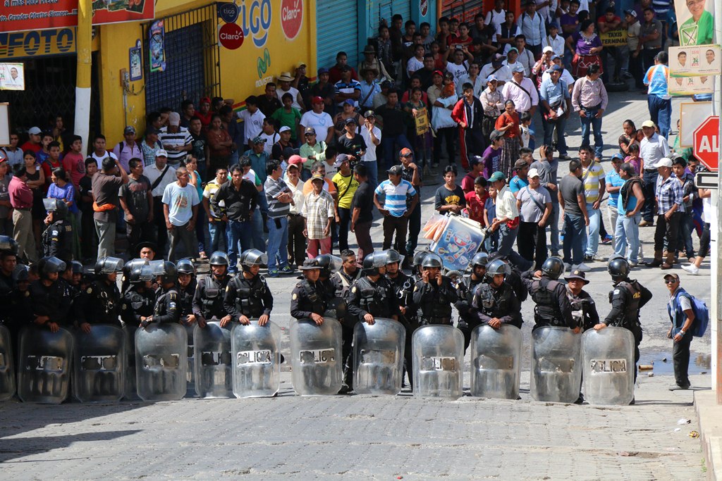 Policía antimotines permanecen en Cobán como medida de prevención a causa de disturbios. (Foto Prensa Libre: Eduardo Sam)