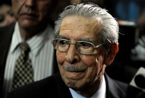 El militar retirado Efraín Ríos Montt fue sentenciado a 80 años de prisión por genocidio y delitos de deberes contra la humanidad. (Foto Prensa Libre: AFP)