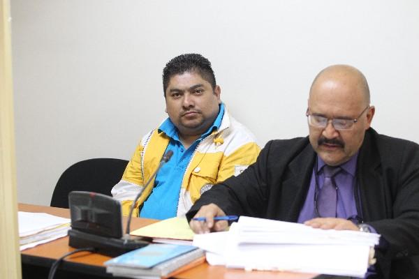 Emilio Sión Mencos -izquierda- enfrenta juicio por la muerte de su esposa.