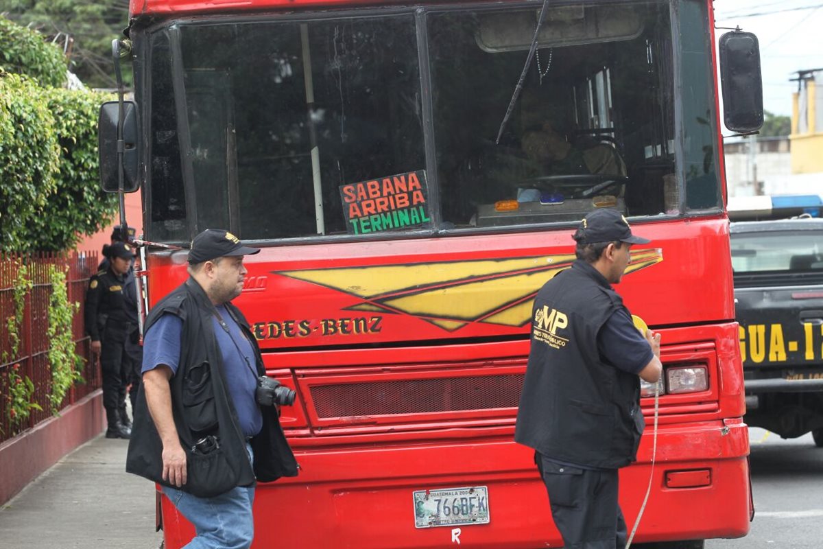 El piloto fue atacado mientras conducía el bus por la zona 17. (Foto Prensa Libre: Érick Ávila)
