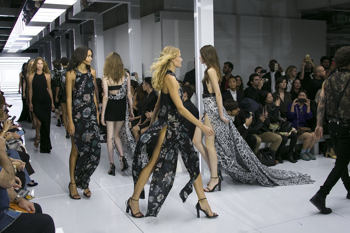 Las modelos lucen diseños de Versace, durante el desfile de moda primavera verano 2016, en la pasarela de moda de Londres. (Foto Prensa Libre: AP).