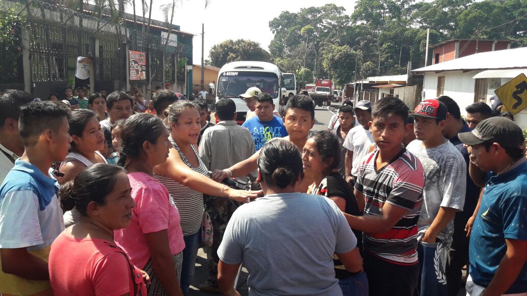 Familiares de Francisca Camacho lamentan el deceso de su pariente, como consecuencia de accidente. (Foto Prensa Libre: Cristian I. Soto)