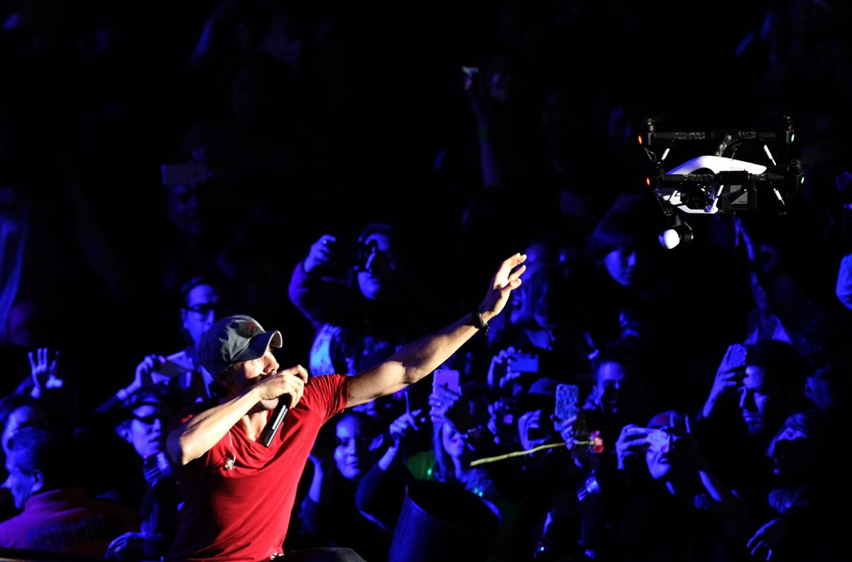 El cantante español Enrique Iglesias sufrió accidente con un drone durante un concierto en Tijuana, México. (Foto Prensa Libre: EFE)