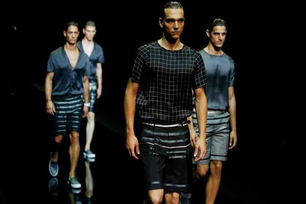 Modelos presentan piezas de la colección primavera verano 2015 de Emporio Armani, en la Semana de la Moda de Milán, Italia. (Foto Prensa Libre: AP)