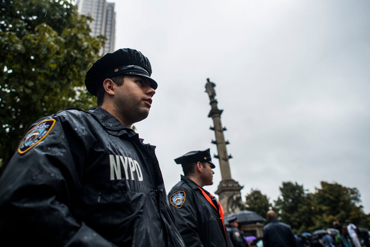 Los agentes del Departamento de Policía de Nueva York refuerzan la seguridad cerca de la estatua de Cristóbal Colón. (Foto prensa Libre:AFP).