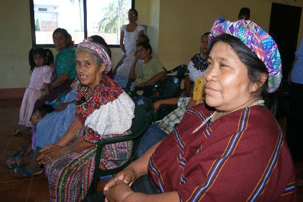 Comadrona Participa  en capacitación.