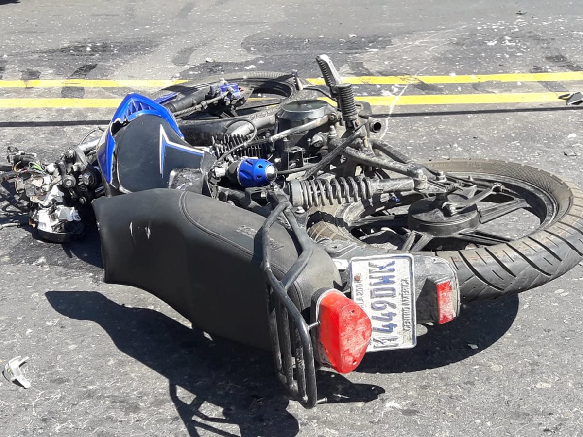 La motocicleta en la que viajaba Persi Geovani Esquit Barrios quedó destruida. (Foto Prensa Libre: Cortesía Víctor Chamalé)